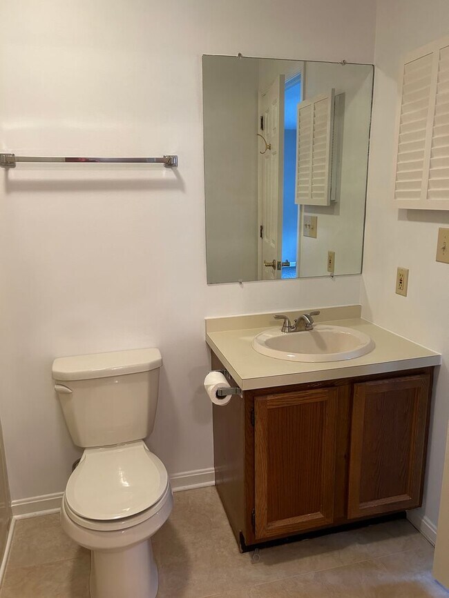 Building Photo - 2 bedroom 1.5 bath townhouse