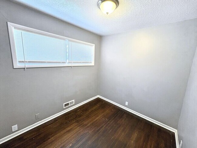 Building Photo - Spacious 4-Bedroom Home in a Prime Locatio...