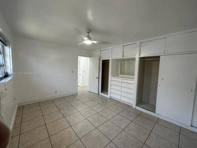 Building Photo - 2115 N 17th Ct