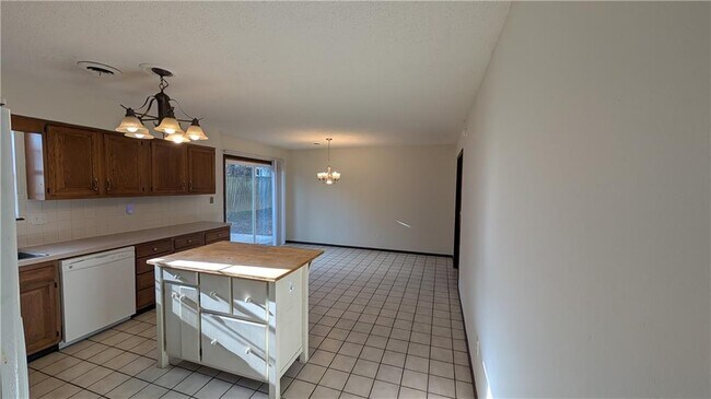 Building Photo - 2225 E Jonquil Rd