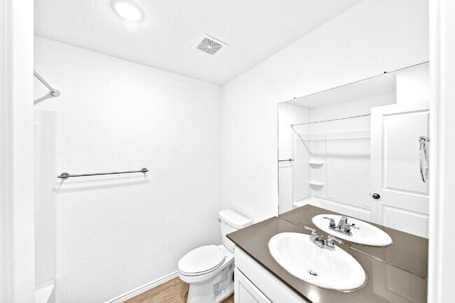 Building Photo - Charming 3-Bedroom Haven with 2 Full Baths