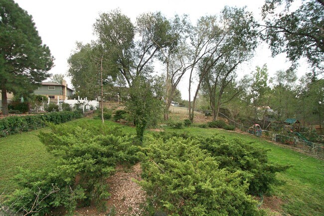 Building Photo - 3 Bedroom Split Level Home Available in South Colorado Springs!