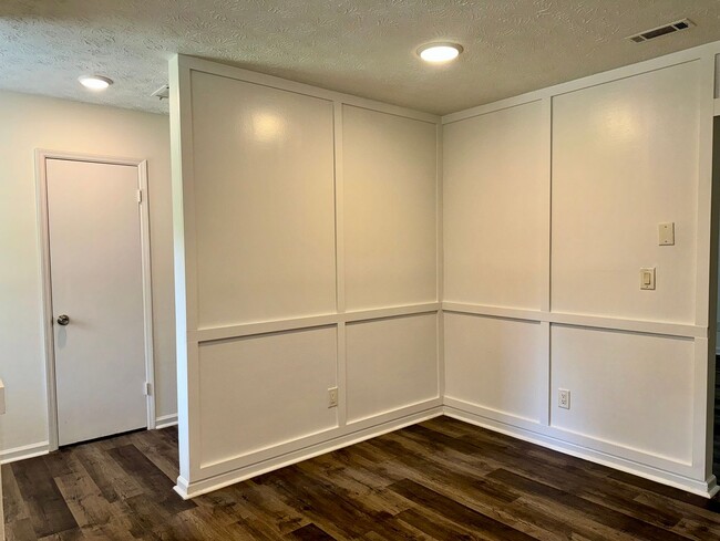 Building Photo - Updated 3 Bed/2 Bath Ranch Home on Quiet, ...
