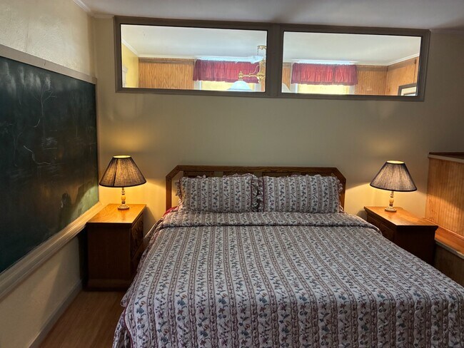 Building Photo - 424 W Market St