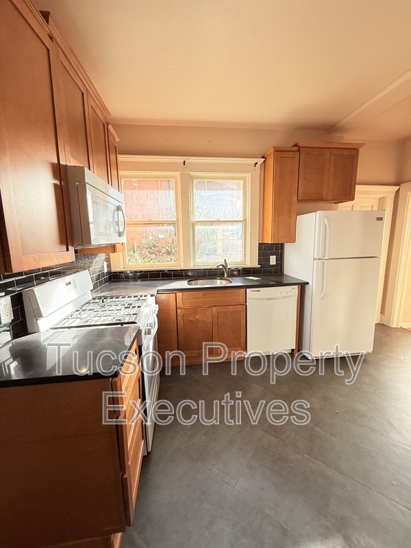 Building Photo - 340 S Scott Ave