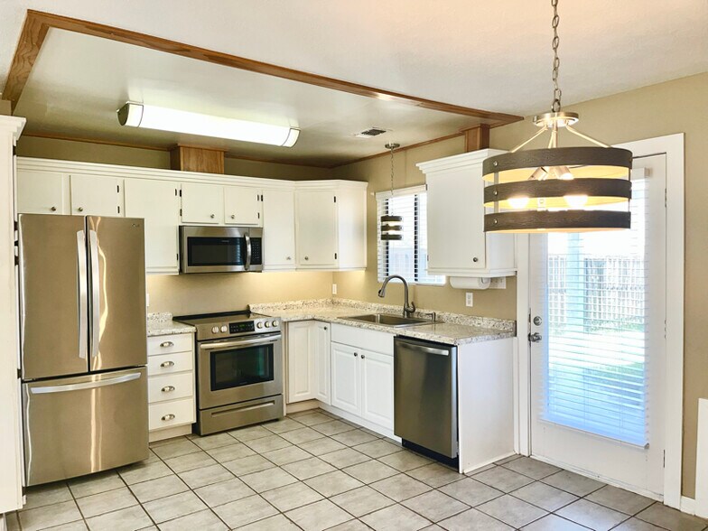 Building Photo - 3117 Debra Blvd