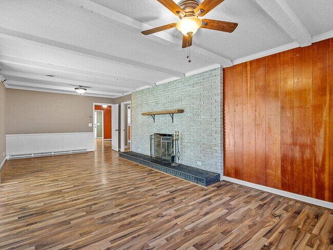 Building Photo - Spacious 2 bedroom 1.5 bathroom home in th...