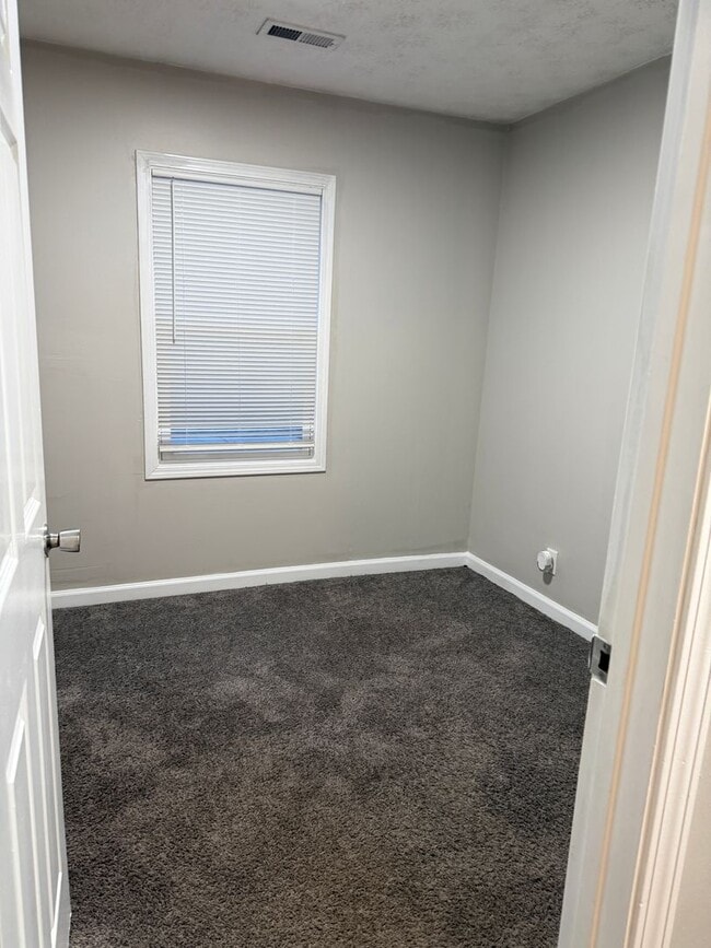 Building Photo - 3 bed 1 bath home for rent!