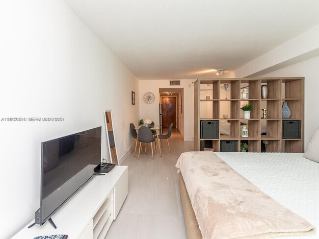 Building Photo - 1200 Brickell Bay Dr