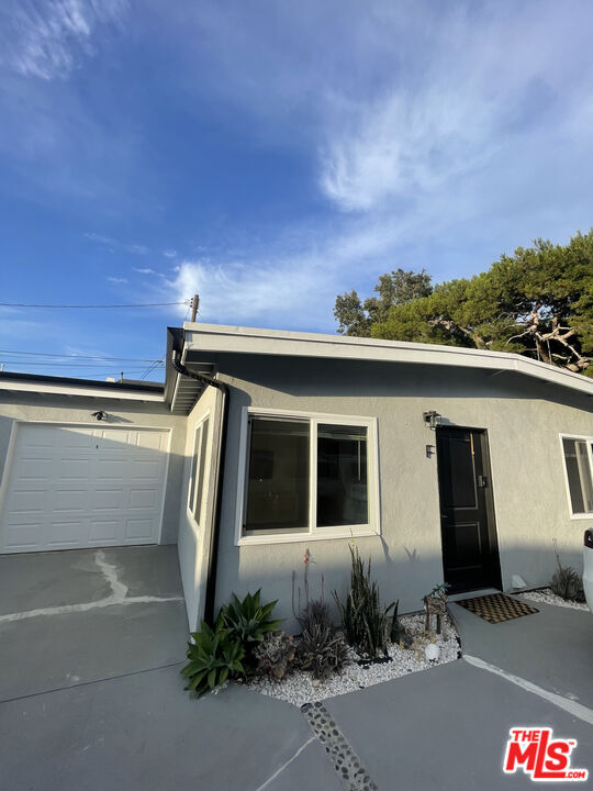 Building Photo - 2658 Santa Ana Ave