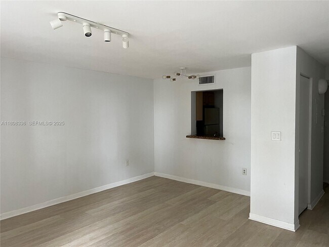 Building Photo - 1740 NW N River Dr