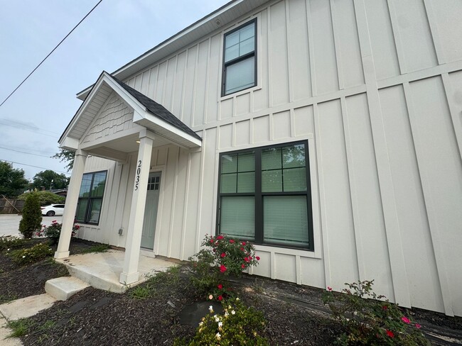 Building Photo - Modern Townhome in Rosewood – Walk to USC,...