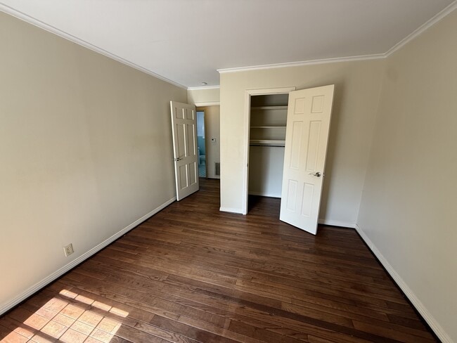 Building Photo - 565 Paris St