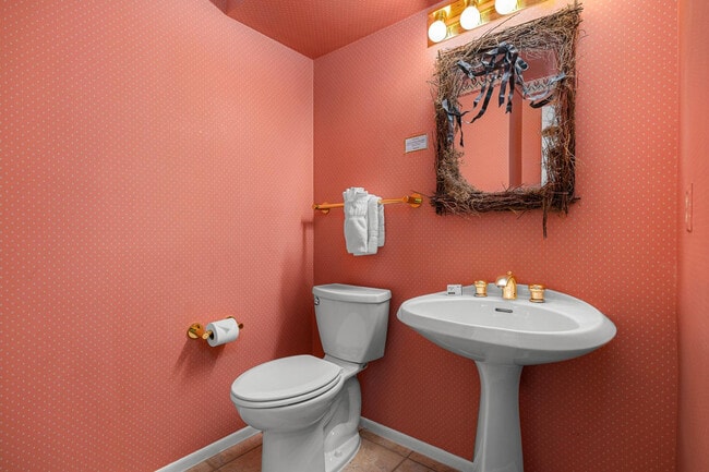 Building Photo - 5901 E Cactus Wren Rd