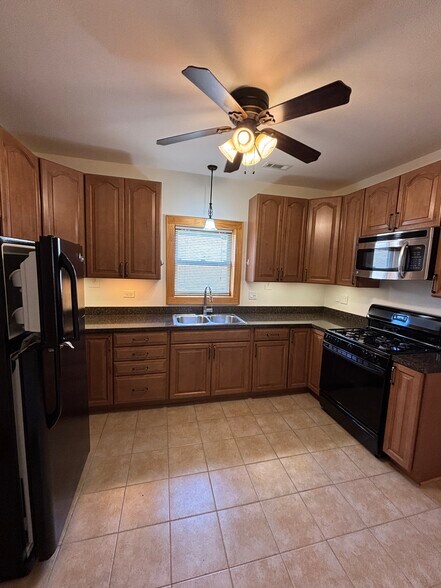 Kitchen - 2318 W Diversey Ave