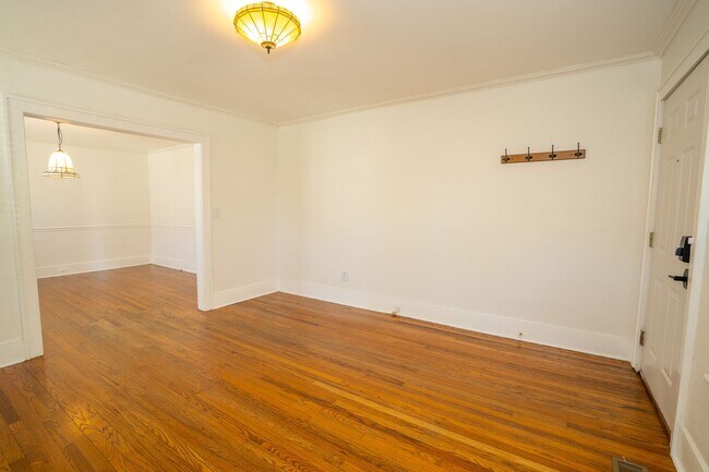 Building Photo - Updated 2 Bed, 1.5 Bath in Tulsa!