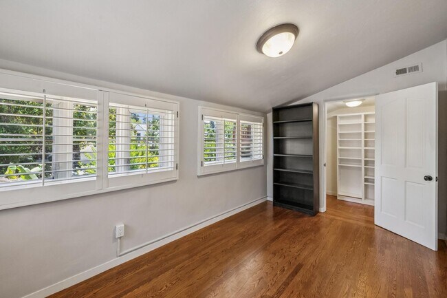 Building Photo - Mediterranean Beauty in Crescent Park – 5B...