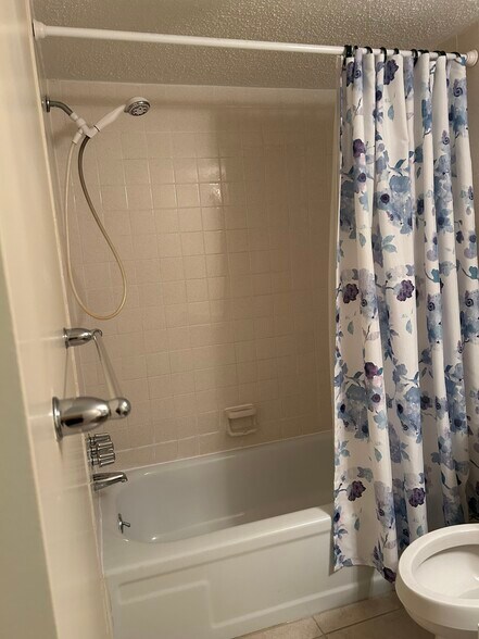 Building Photo - 519 Albee Farm Rd