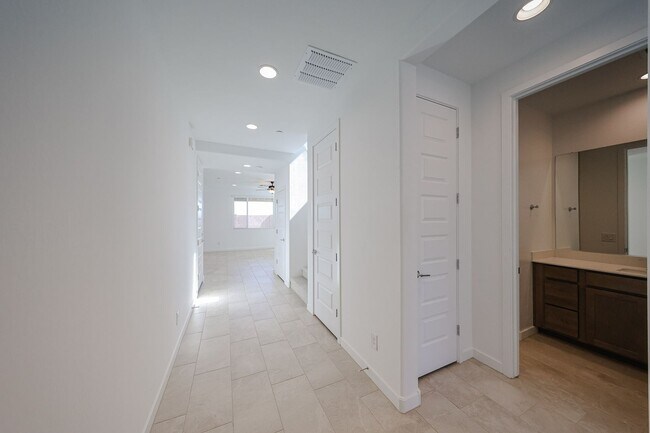 Building Photo - 4-Bedroom Home in Mystic at Lake Pleasant