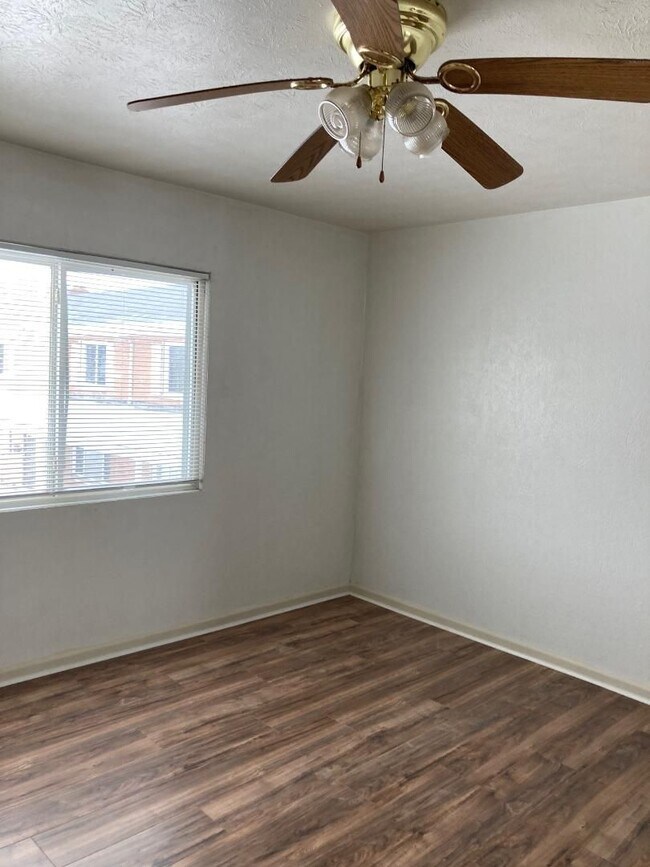 Building Photo - 2 Bedroom Condo for Rent  Warrenville HTS