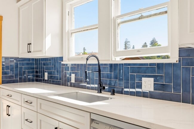 Building Photo - Classic 3bed/2bath Home Near Lake Merritt with Fresh Updates