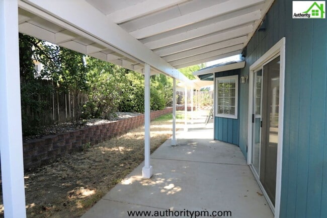 Building Photo - 428 Dominica Ct