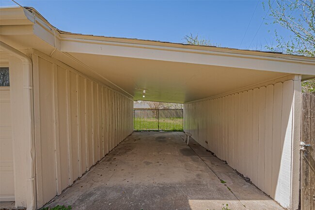 Building Photo - 16506 Amcreek Rd