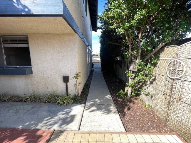 Building Photo - 540 S 5th St