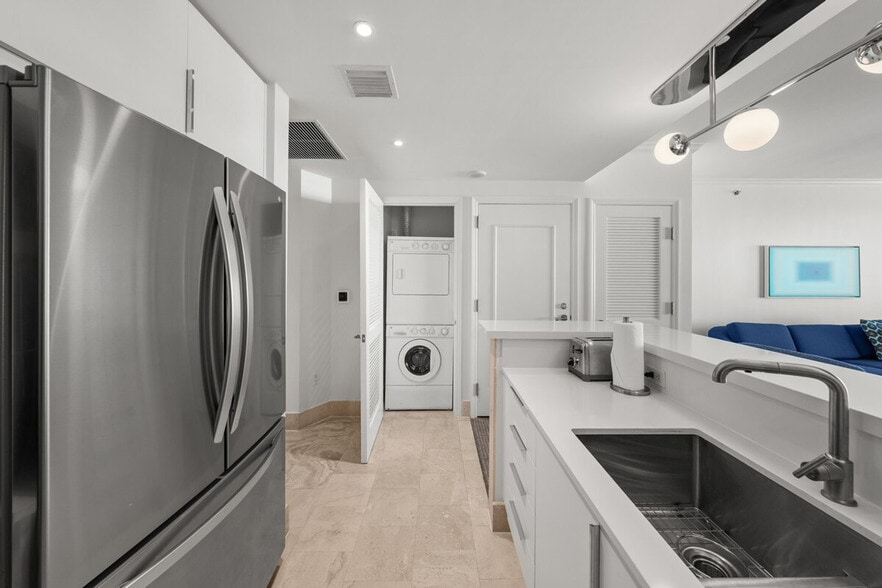 Building Photo - 4441 Collins Ave