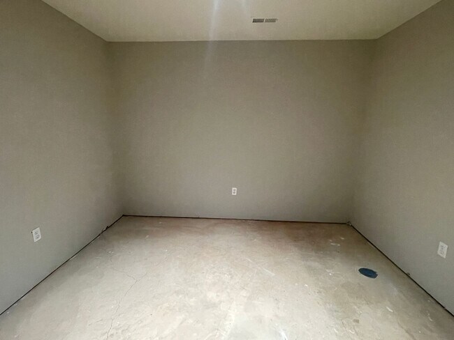 Building Photo - UPDATED TOWNHOUSE IN FREDERICKSBURG - CLOS...