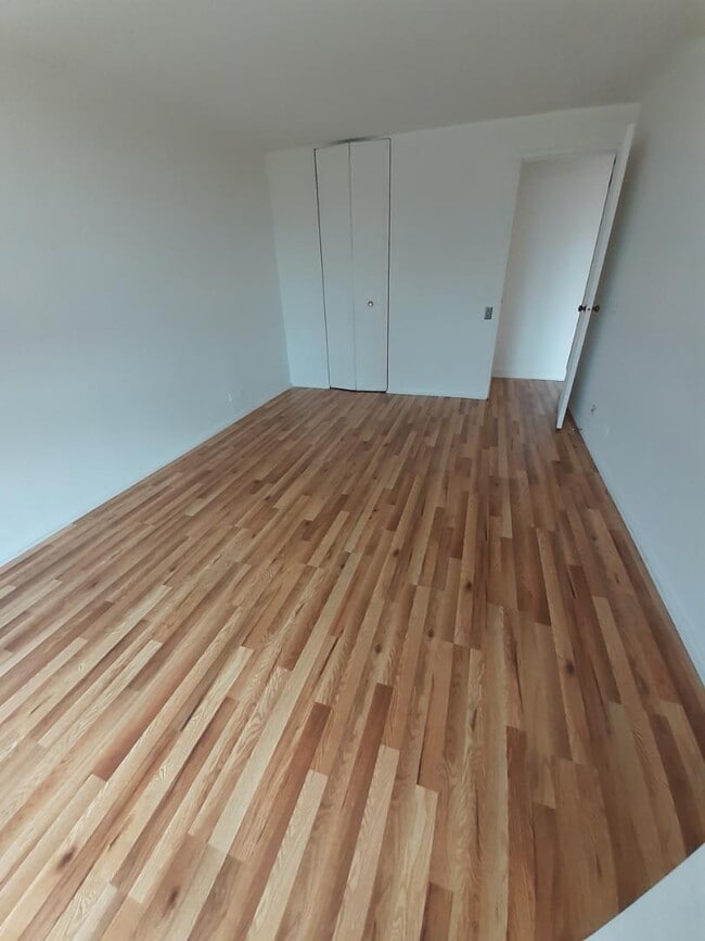 Building Photo - 4343 N Clarendon Ave