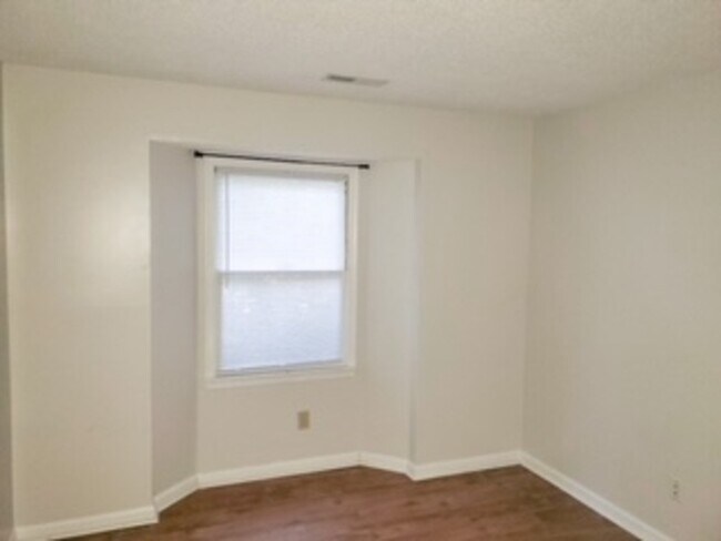 Building Photo - 2328 W Vandalia Rd