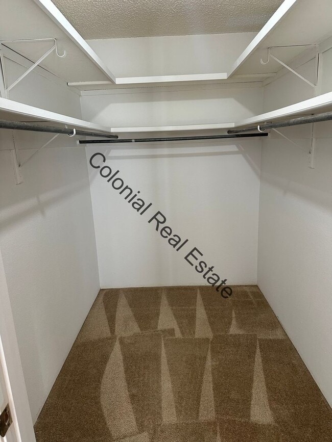 Building Photo - Spacious and Unique 2 Bedroom, 2 Bathroom Home with Wet Bar Area!