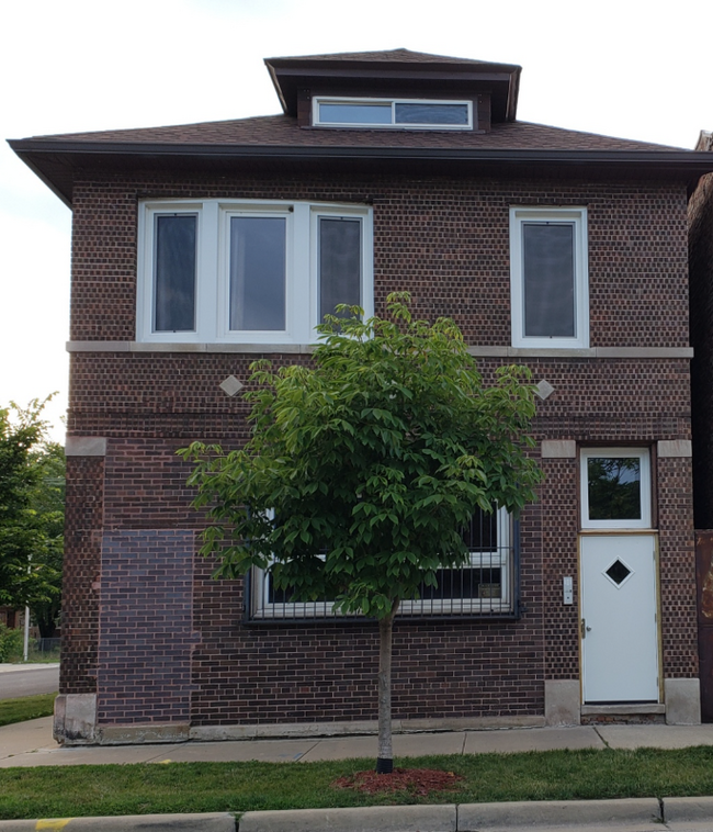 Building Photo - 8058 S Brandon Ave