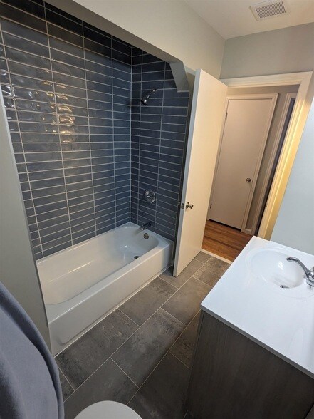 Building Photo - 1261 E Chesterfield St