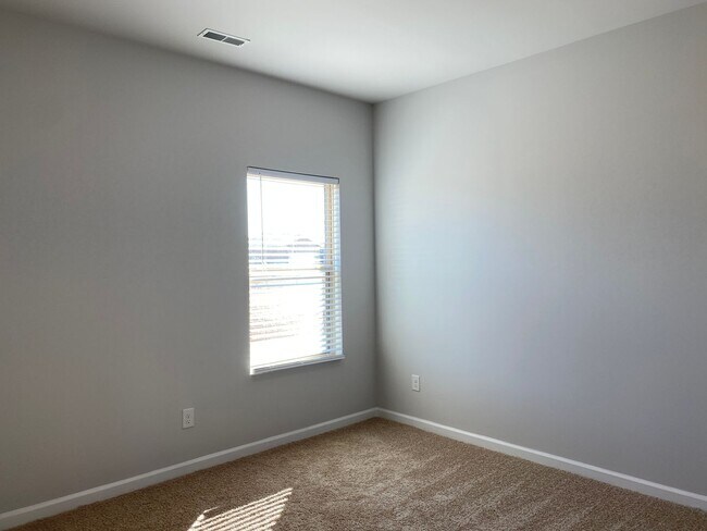 Building Photo - Four years old newer Four Bedroom in Meridianville