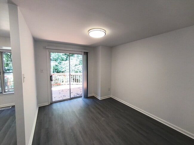 Building Photo - Spacious Alexandria Townhome in Convenient...