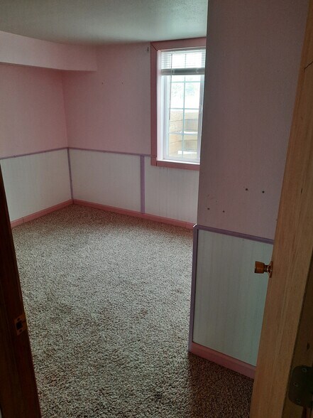 Basement bedroom #1 - 40016 Linden Dr