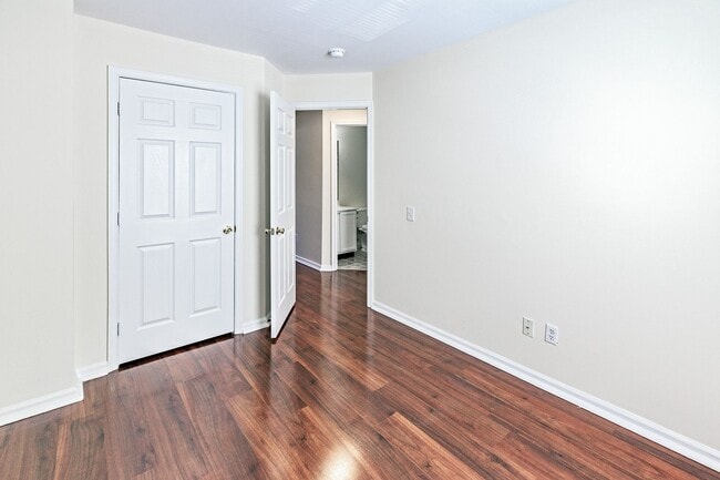 Building Photo - Exceptionally Nice 3 BR 2.5 BA Townhome in River Walk