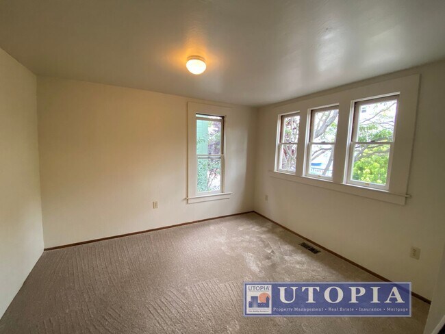 Building Photo - Beach Hill Townhouse, 3 Bedroom, 2.5 Bathroom just 2 Blocks to Main Beach
