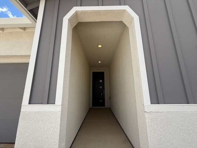 Building Photo - 3 bedroom, 2 bathroom home located in the vibrant community of Madera, CA