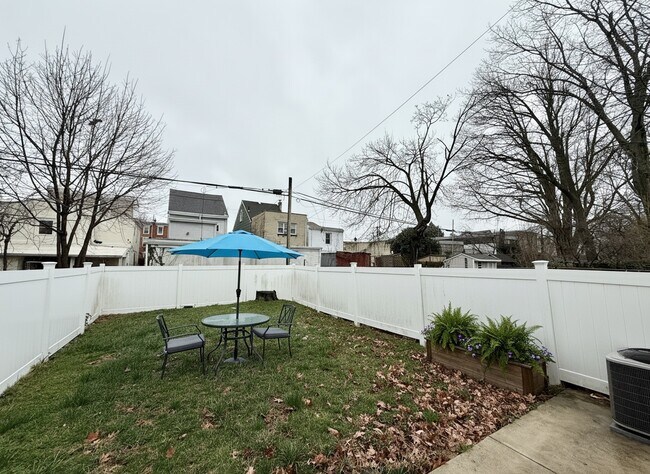 Building Photo - 451 Green Ln