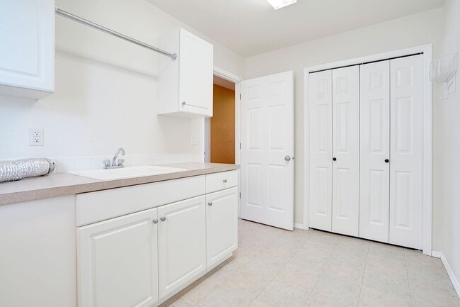 Building Photo - 4Bd/2.5Ba Two Story House - Available Soon!