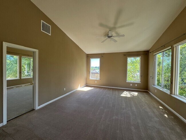Building Photo - Gorgeous 5 bedroom + office, 4.5 bath Alam...