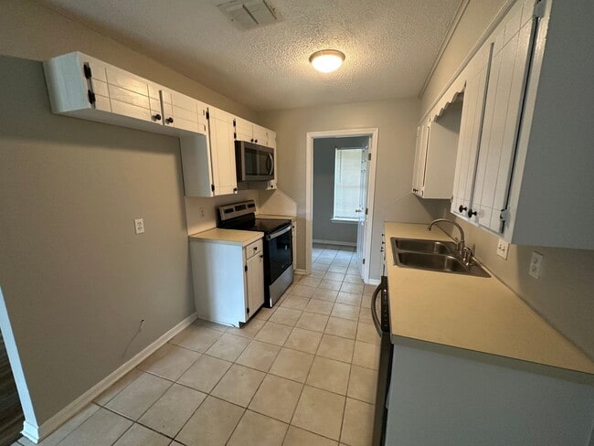 Building Photo - 3 Bed; 2.5 Bath Bossier Home