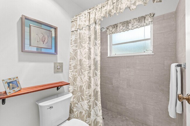 Building Photo - 10990 Greentrail Dr S