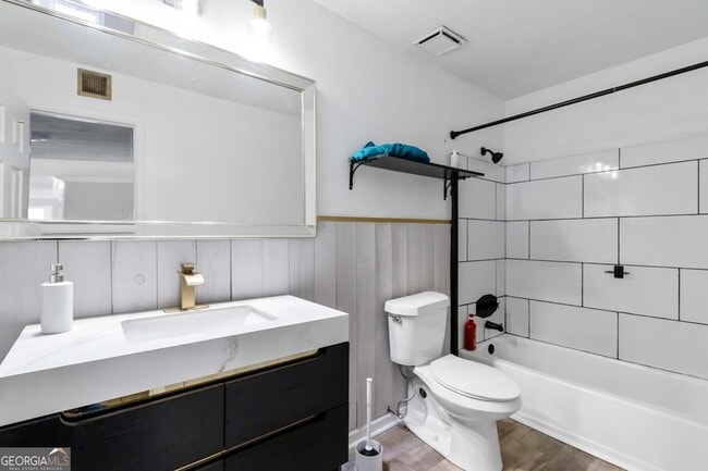 Building Photo - 2006 Riverview Dr