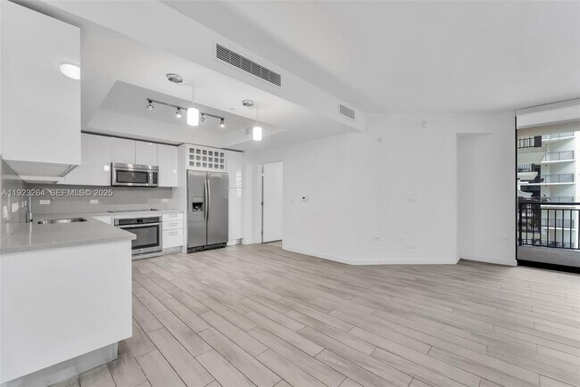 Building Photo - 999 SW 1st Ave