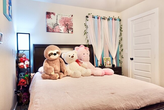 Building Photo - 413 Graze St