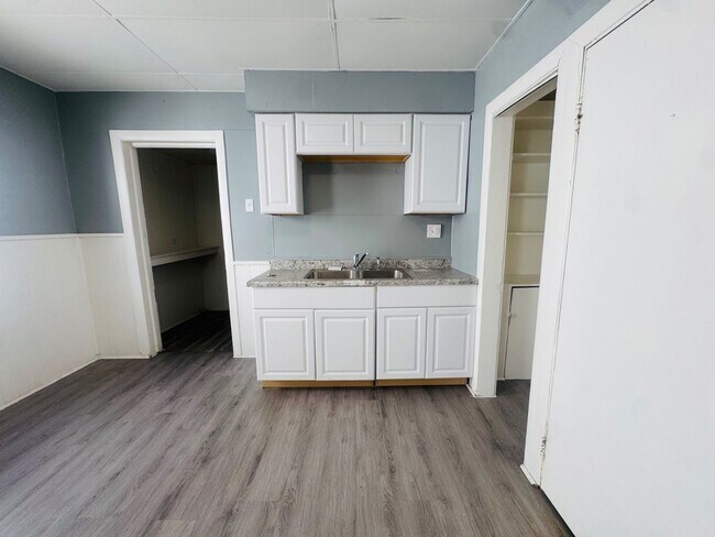 Building Photo - 3405 Roehl Ave